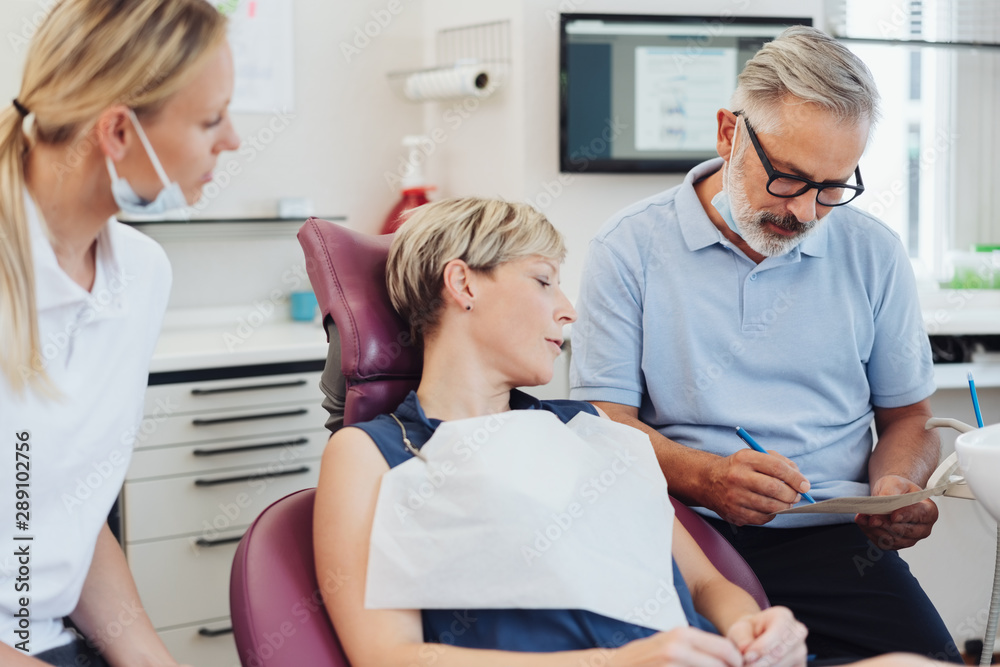 Obraz premium Dentists taking notes during an examination