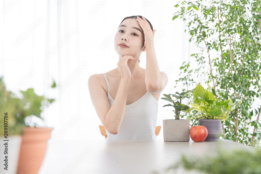 セルフマッサージをする女性 セルフマッサージをする女性