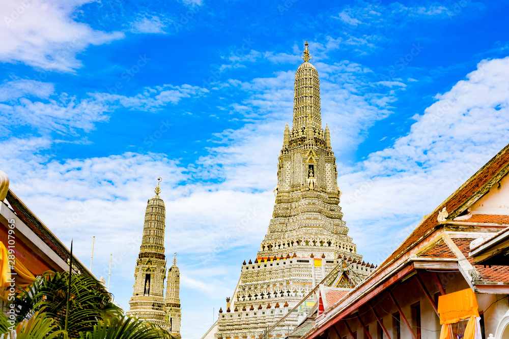 Fototapeta premium Wat Arun Ratchawararam Ratchaworamahawihan or the Temple of the Dawn , a Buddhist temple (wat) in Bangkok Yai district of Bangkok, Thailand.