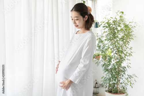Free Download おなかを触る妊婦 - GFXLoad