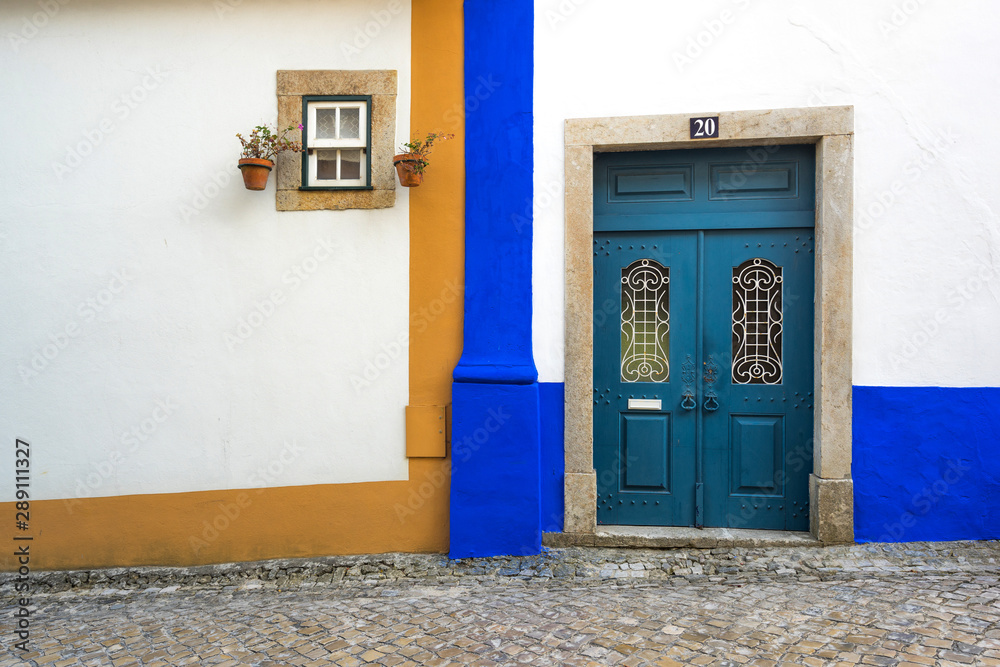 Porte d'un bâtiment portugais