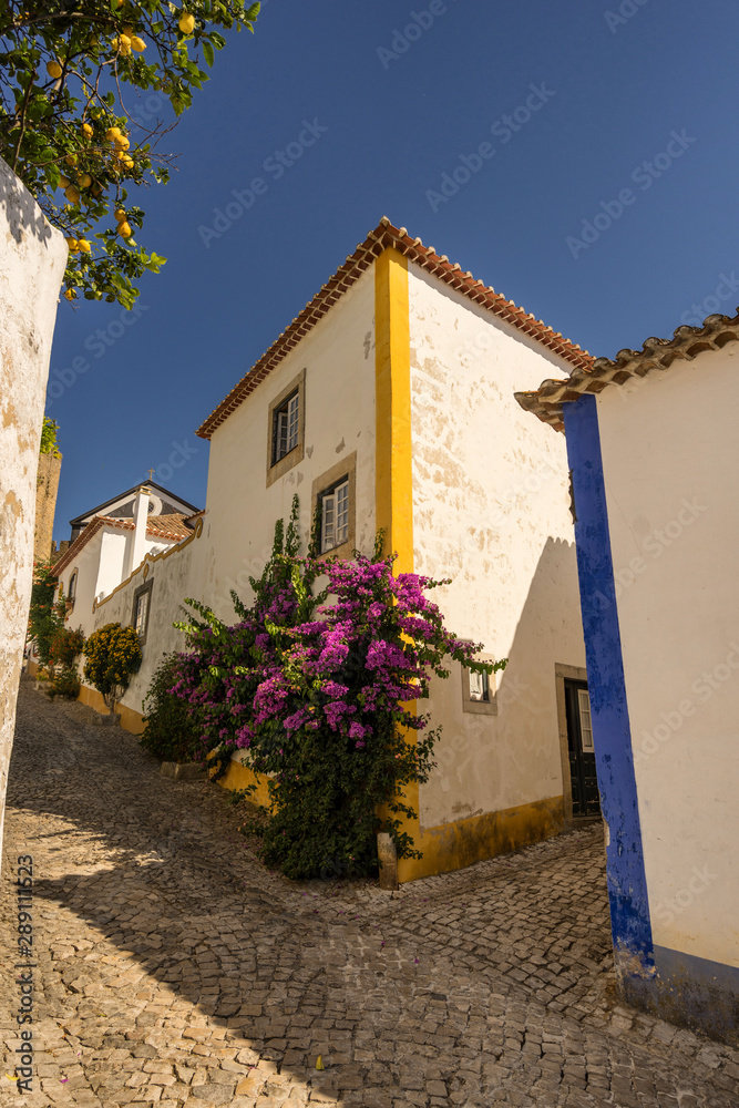 Ruelle et croisement au Portugal dans un village typique