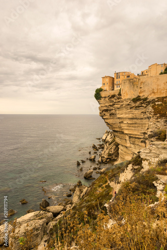 Ancienne ville au-dessus de l'océan en Corse, sur des falaises
