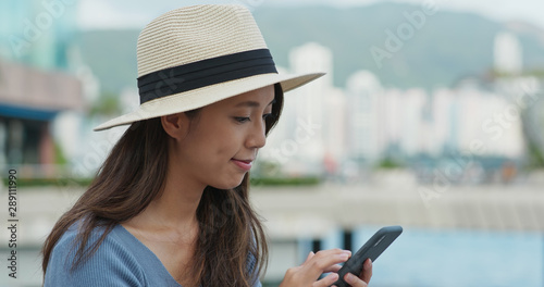 Canvas Print Travel woman use of mobile phone for checking the locatio