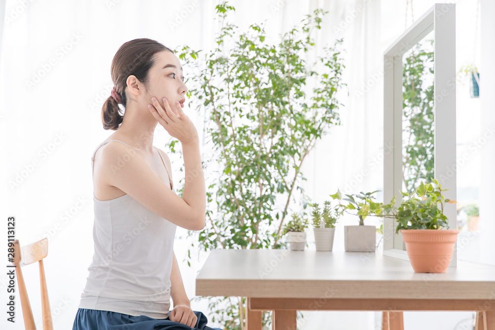 肌のチェックをする女性 肌のチェックをする女性