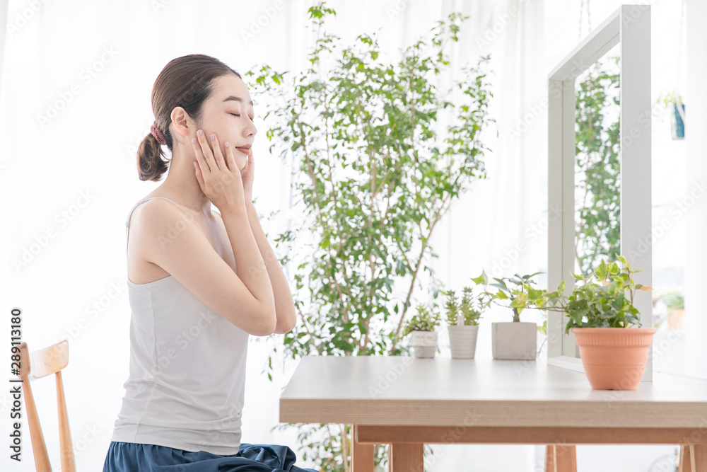 肌のチェックをする女性