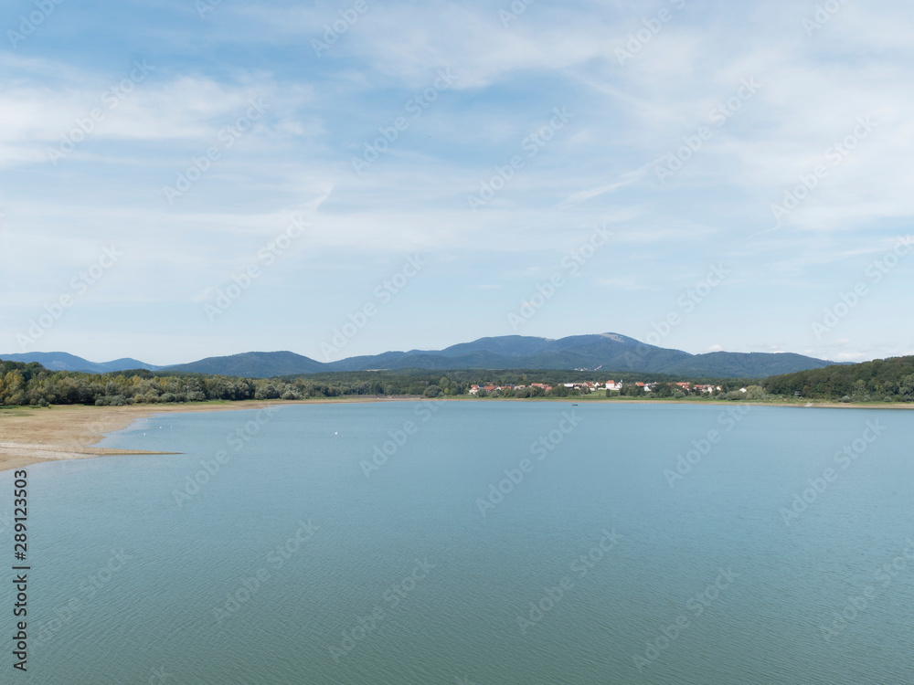 Lac artificiel et barrage de Michelbach et Aspach-le-Haut en Alsace. Aperçu du lac et des Vosges depuis la digue principale Lac artificiel et barrage de Michelbach et Aspach-le-Haut en Alsace. Aperçu du lac et des Vosges depuis la digue principale