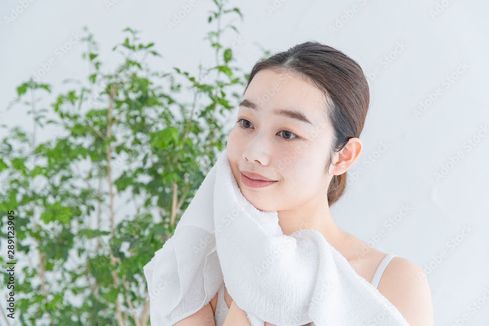 タオルで顔をふく女性