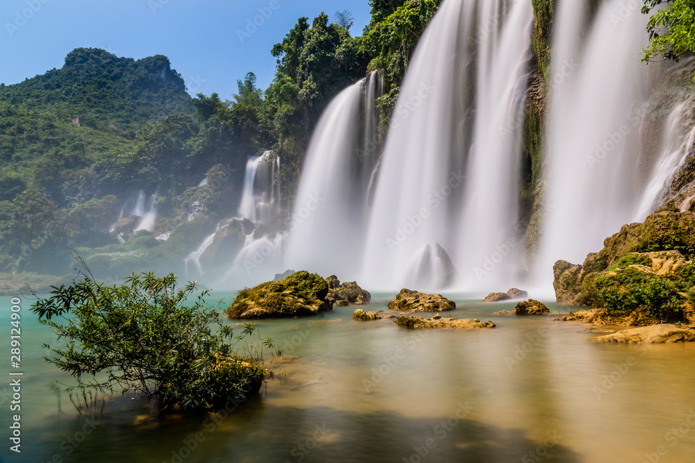 Fototapeta premium Bangioc or Detian waterfall in Cao bang, north Vietnam. These falls form the natural border between Vietnam and China. Slow shutterspeed silky smooth waterfalls.