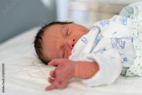 Bebé recién nacido en hospital 107