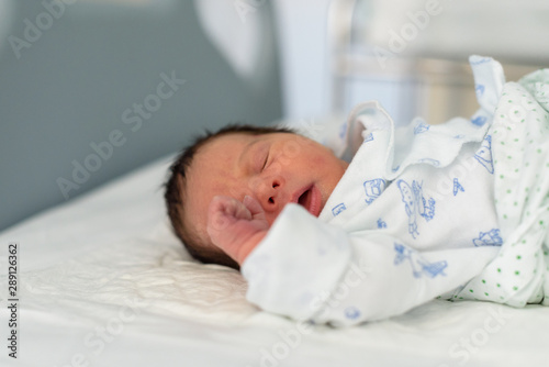 Bebé recién nacido en hospital 117