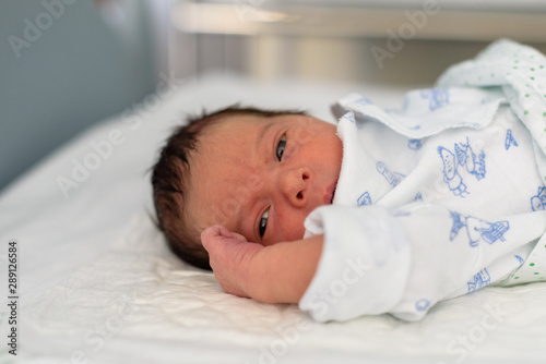 Bebé recién nacido en hospital 126