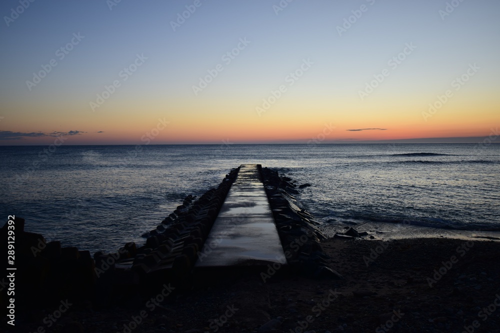 Fototapeta premium 海岸と桟橋
