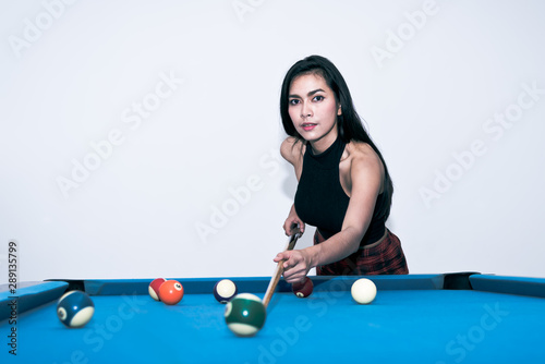 Tableau sur toile Asian women, Pretty and sexy are exercising indorrs with snooker