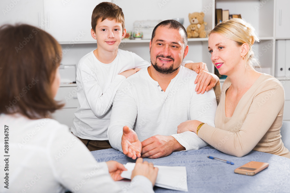 Obraz premium Friendly family with female designer at home