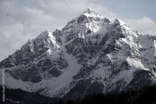 Blick von Innsbruck im Inntal in Tirol ins Stubaital auf den schneebedeckten Gipfel König Serles im Winter