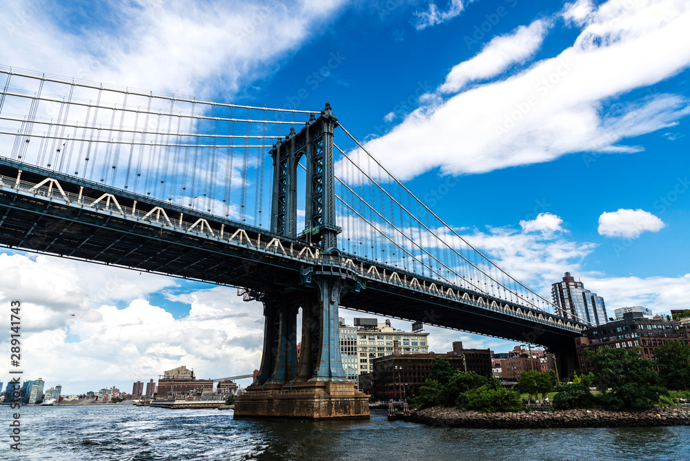 Naklejka premium Manhattan Bridge in New York City, USA