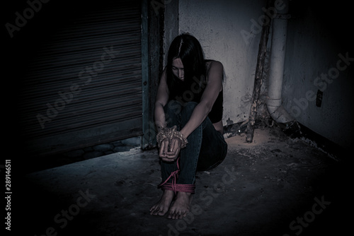Canvastavla Asian hostage woman Bound with rope at night scene,The thieves kidnapped for ran