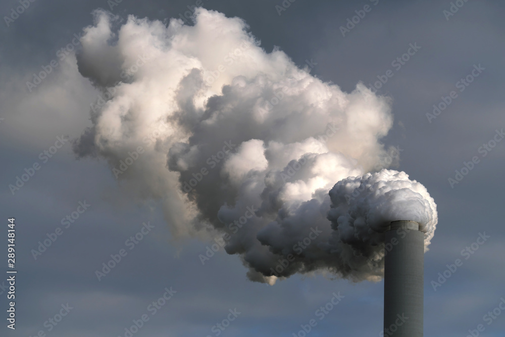 Schornstein von Kohlekraftwerk mit Rauchwolke - Stockphoto