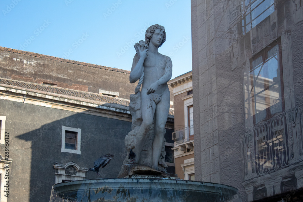 Fototapeta premium statue in catania