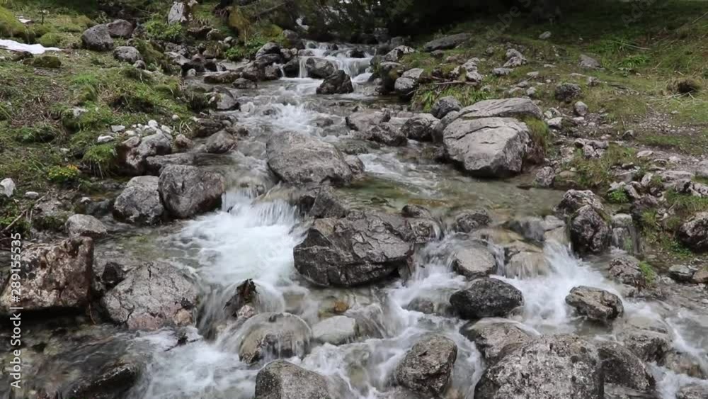 Un ruscello che scorre tra le rocce Un ruscello che scorre tra le rocce
