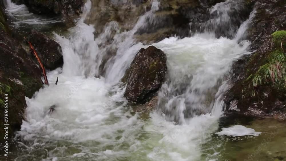 acqua di un ruscello in forte movimento acqua di un ruscello in forte movimento