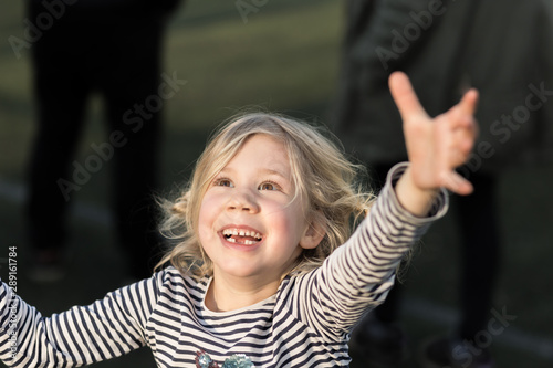 Foto jeune fille émerveillée joue