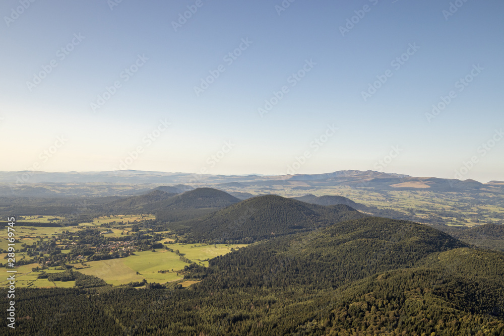 Vue sur la chaîne des puys depuis le sommet de Puy-de-Dôme en Auvergne