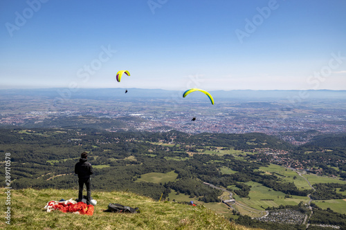 Vol de parapentes au dessus du Puy-de-Dôme en Auvergne