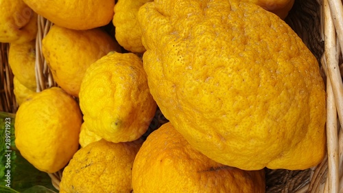 Fotografie Basket full of fresh ripe diamante citron