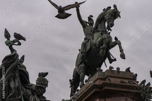 Monumento al General San Mart  n y a los Ej  rcitos de la Independencia de la Ciudad de Buenos Aires rodeado de palomas.