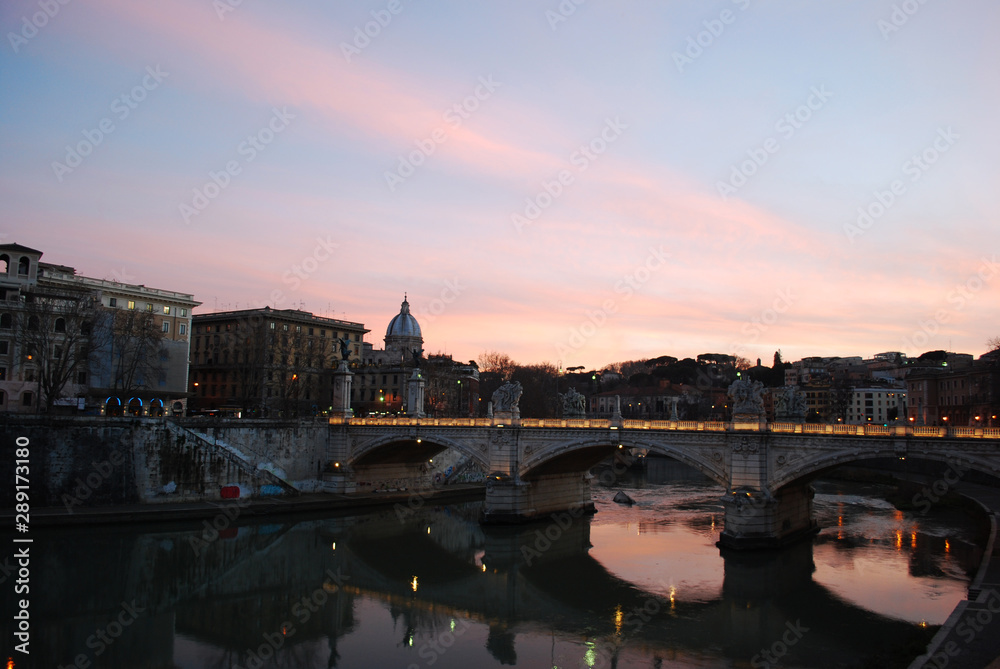 Obraz premium Zachód słońca w Rzymie. Różowe niebo