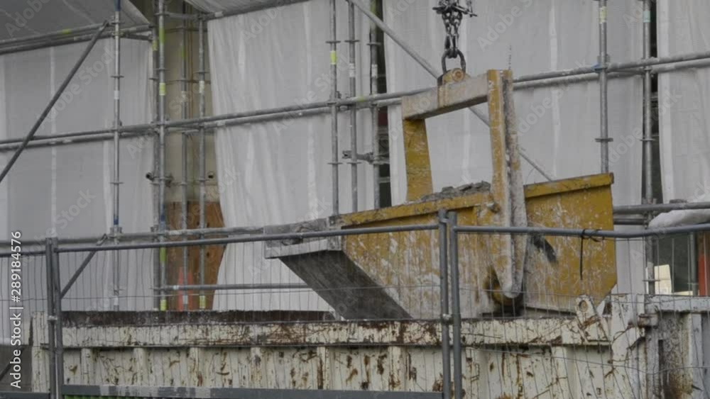 Manipulation d'un bac de béton par une grue