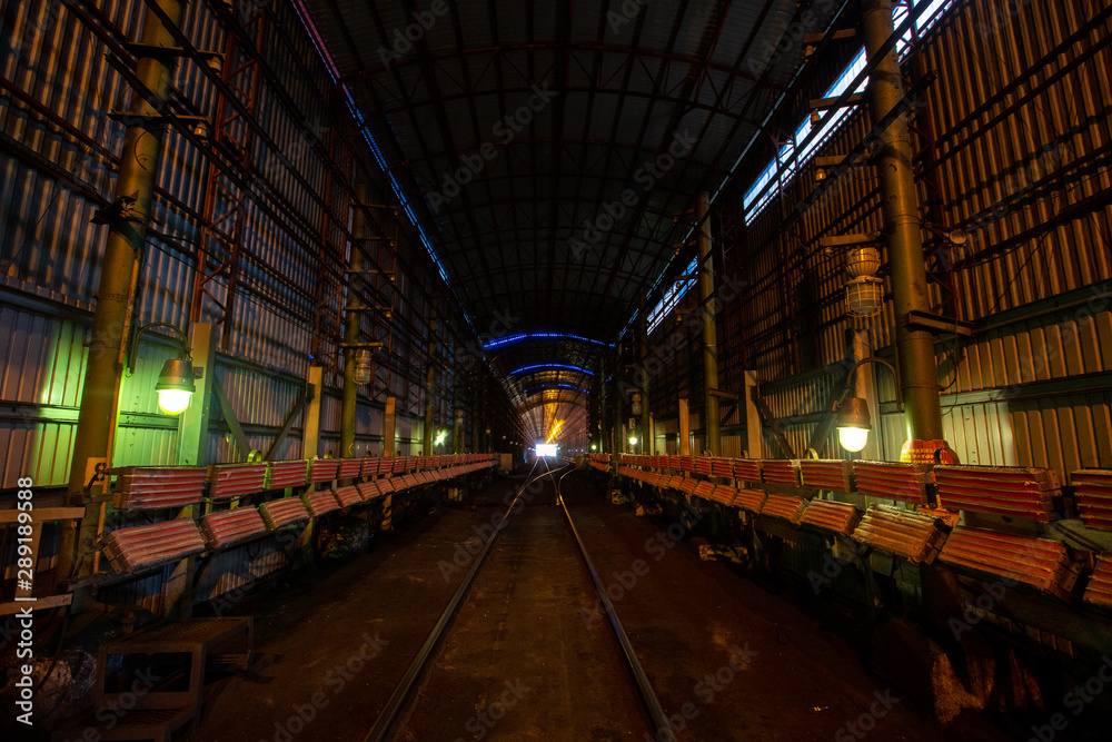 Technological railway tunnel for the passage of cold trains