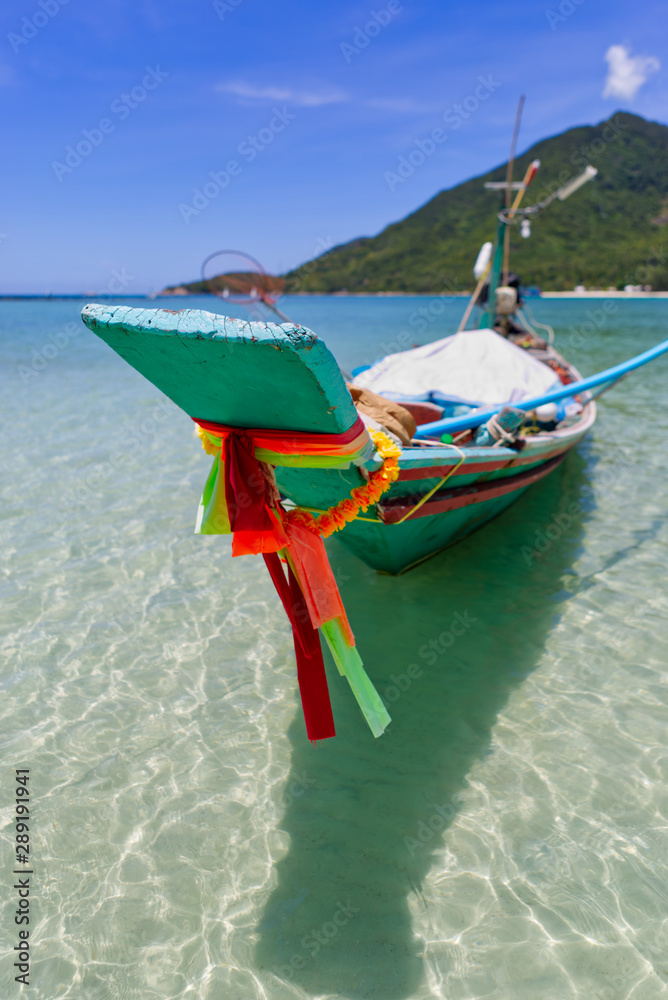 Φωτογραφία Colorful traditional long tail boat floating on tropical blue turquoise crystal clear water, white sand beach and lush green mountain at Chaloklum beach in Phangan Island