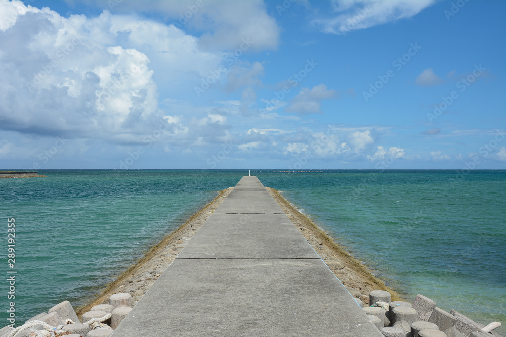 海と空へ続く道