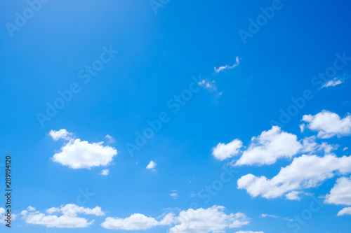 【写真素材】 青空 空 飛行機雲 夏の空 秋 背景 背景素材 9月 コピースペース