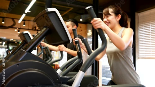 一緒にクロストレーナーで運動をするカップル