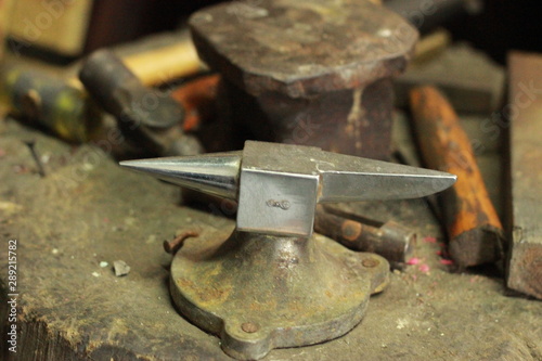 Fotografía traditional worn and well used fine silversmiths tools on a craftsmans work benc
