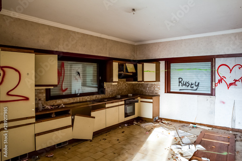 Canvastavla An dilapidated kitchen