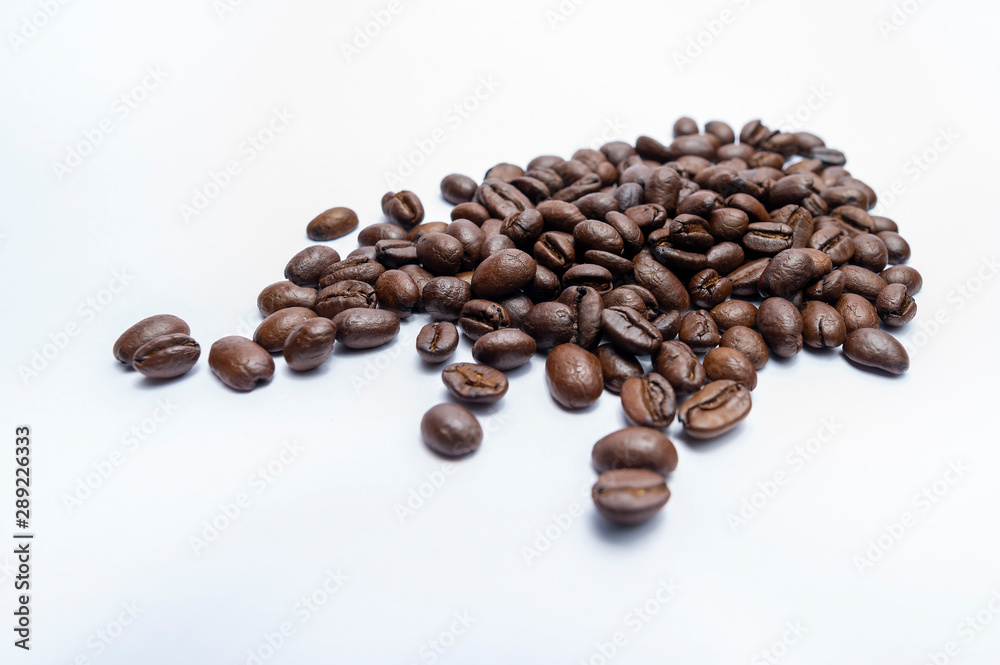 Naklejka premium Arabica roasted coffee beans placed on a white background