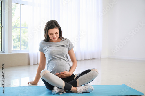 Pregnant woman in sportswea...