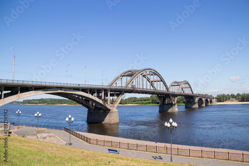 reinforced concrete arched road bridge over the Volga river in Rybinsk. © Александра Распопина