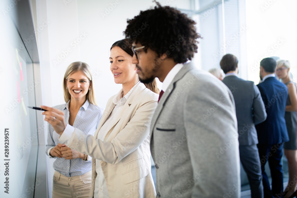 © NDABCREATIVITY - Collaboration and analysis by business people working in office