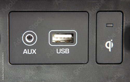 Fényképezés power outlet and usb port in car