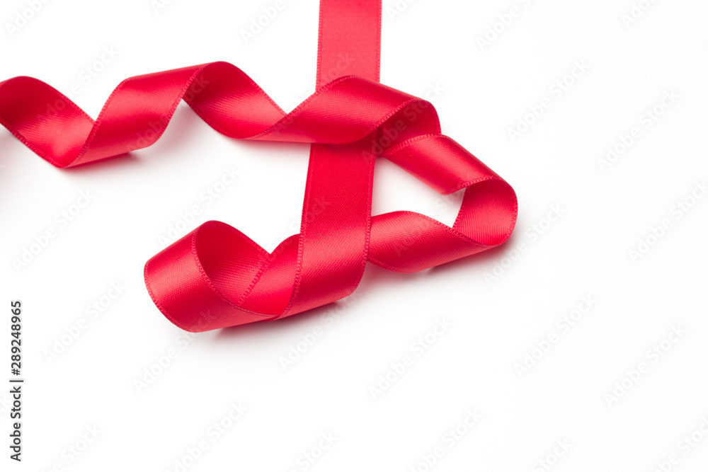 Cinta roja sobre fondo blanco para hacer lazos y decorar los regalos de  navidad, regalos de anniversario, regalos en general. foto de Stock | Adobe  Stock