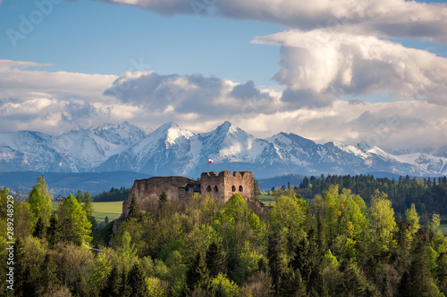 Obraz na płótnie Castle in Czorsztyn against the background of snowy Tatra mountains, Poland w salonie
