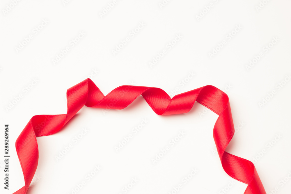 Cinta roja sobre fondo blanco para hacer lazos y decorar los regalos de navidad, regalos de anniversario, regalos en general. Cinta roja sobre fondo blanco para hacer lazos y decorar los regalos de navidad, regalos de anniversario, regalos en general.
