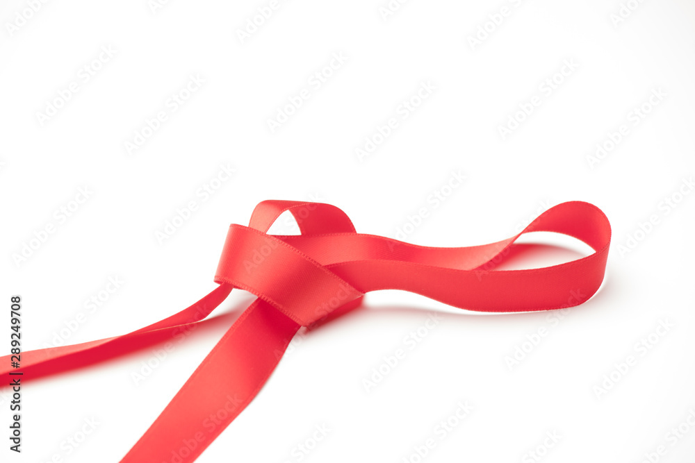 Cinta roja sobre fondo blanco para hacer lazos y decorar los regalos de navidad, regalos de anniversario, regalos en general. Cinta roja sobre fondo blanco para hacer lazos y decorar los regalos de navidad, regalos de anniversario, regalos en general.