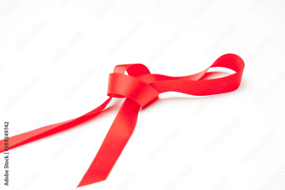 Cinta roja sobre fondo blanco para hacer lazos y decorar los regalos de navidad, regalos de anniversario, regalos en general. Cinta roja sobre fondo blanco para hacer lazos y decorar los regalos de navidad, regalos de anniversario, regalos en general.